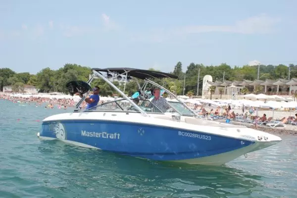 Вейкбодинг за катером MasterCraft