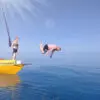 На яхте ныряет и купается в море
